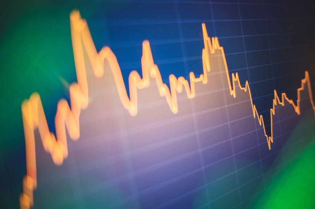 Se você está envolvido nos mercados financeiros, é provável que já tenha ouvido falar do termo "volatilidade do mercado financeiro". A volatilidade é uma das características essenciais dos mercados financeiros, e seu entendimento é fundamental para investidores, traders e analistas. Neste artigo, exploraremos o conceito de volatilidade do mercado financeiro, analisaremos suas causas, consequências e discutiremos estratégias para lidar com mercados voláteis. Aqui está uma tabela completa sobre a volatilidade do mercado financeiro: Características Volatilidade do Mercado Financeiro Definição Medida da variação dos preços dos ativos financeiros em um determinado período de tempo. Causas da Volatilidade Diversos fatores, incluindo eventos econômicos, políticos, notícias, pandemias, mudanças nas taxas de juros, resultados financeiros das empresas, entre outros. Medida da Volatilidade Geralmente é medida pelo desvio padrão dos retornos de um ativo financeiro em relação à sua média histórica. Índices de Volatilidade O Índice de Volatilidade VIX (CBOE Volatility Index) é amplamente utilizado para medir a volatilidade implícita do mercado de ações dos EUA. Impacto da Volatilidade nos Investimentos A volatilidade pode afetar os preços das ações, títulos e outros ativos, impactando o valor das carteiras de investidores. Trading Volatilidade Algumas estratégias de negociação, como opções de negociação e negociação de volatilidade, buscam lucrar com a volatilidade do mercado. Volatilidade em Diferentes Mercados A volatilidade pode variar entre diferentes mercados financeiros, como ações, títulos, câmbio (forex), commodities e criptomoedas. Importância para o Gerenciamento de Risco A volatilidade é um fator-chave no gerenciamento de risco, pois influencia a probabilidade de perdas ou ganhos inesperados. Volatilidade Histórica vs. Volatilidade Implícita A volatilidade histórica é baseada em dados passados, enquanto a volatilidade implícita é derivada do preço atual das opções e reflete as expectativas futuras do mercado. <div class="su-quote su-quote-style-default "><div class="su-quote-inner su-u-clearfix su-u-trim">Essa tabela fornece uma visão geral abrangente da volatilidade do mercado financeiro, seus fatores, medições e impacto nos investimentos. A volatilidade é um aspecto importante a ser considerado ao tomar decisões de investimento, especialmente para aqueles com maior aversão ao risco. Os investidores devem estar cientes dos riscos associados à volatilidade do mercado e considerá-la em sua estratégia geral de investimento.</div></div> Compreendendo a Volatilidade do Mercado A volatilidade do mercado financeiro refere-se à flutuação dos preços dos ativos financeiros em um determinado período. Essa variação de preços pode ocorrer em diferentes ativos, como ações, títulos, commodities e moedas. A medida mais comum para avaliar a volatilidade de um mercado é o desvio padrão dos retornos diários ou semanais, que indica a dispersão dos preços em relação à sua média. Fatores que Influenciam a Volatilidade do Mercado Um dos principais fatores que influenciam a volatilidade do mercado é a incerteza política e econômica. Mudanças nas políticas governamentais, eleições, crises econômicas e eventos geopolíticos podem gerar instabilidade nos mercados financeiros, levando a oscilações bruscas nos preços dos ativos. A falta de clareza sobre o futuro das políticas econômicas e a possibilidade de mudanças repentinas podem aumentar a aversão ao risco por parte dos investidores, resultando em maior volatilidade. Outro fator importante é a divulgação de indicadores econômicos. Anúncios de taxas de juros, inflação, desemprego, crescimento do PIB e outros dados econômicos impactam diretamente a confiança dos investidores e suas expectativas em relação aos mercados. Resultados melhores do que o esperado podem gerar otimismo e impulsionar os preços dos ativos, enquanto resultados piores podem gerar pessimismo e causar quedas acentuadas. Além disso, eventos relacionados a setores específicos da economia também podem influenciar a volatilidade do mercado. Por exemplo, uma crise em um setor como o imobiliário ou o bancário pode ter efeitos em cascata, afetando outras áreas da economia e gerando volatilidade generalizada. Da mesma forma, notícias positivas ou negativas sobre empresas específicas, como resultados trimestrais, fusões e aquisições, escândalos corporativos, entre outros, podem impactar diretamente os preços das ações dessas empresas e, por consequência, a volatilidade do mercado. Além dos fatores externos, a psicologia dos investidores também desempenha um papel importante na volatilidade do mercado. O comportamento de manada, em que os investidores tendem a seguir a tendência dominante do mercado, pode levar a movimentos exagerados e amplificar a volatilidade. O medo, a ganância e as expectativas irracionais também podem influenciar as decisões de compra e venda, levando a movimentos bruscos nos preços dos ativos. Tendências Históricas de Volatilidade do Mercado Ao longo da história, o mercado financeiro tem passado por períodos de alta e baixa volatilidade. Em momentos de alta volatilidade, os preços dos ativos financeiros flutuam de forma significativa, o que pode resultar em grandes ganhos ou perdas para os investidores. Já em períodos de baixa volatilidade, os preços tendem a se mover de forma mais estável e previsível. Um exemplo marcante de alta volatilidade ocorreu durante a crise financeira de 2008. A quebra do banco de investimentos Lehman Brothers nos Estados Unidos desencadeou uma série de eventos que abalaram os mercados financeiros globais. Os preços das ações despencaram, os índices de volatilidade dispararam e muitos investidores perderam grandes quantidades de dinheiro. Esse episódio demonstrou como eventos inesperados podem desencadear períodos de alta volatilidade no mercado. No entanto, também é importante ressaltar que períodos de baixa volatilidade também são comuns. Durante períodos de estabilidade econômica e política, os preços dos ativos financeiros tendem a se mover de forma mais previsível. Isso pode ser observado em momentos de crescimento econômico sustentado, quando os investidores se sentem mais confiantes em relação ao futuro e estão dispostos a assumir menos riscos. Além disso, é interessante notar como a volatilidade do mercado pode variar entre diferentes classes de ativos financeiros. Por exemplo, o mercado de ações tende a ser mais volátil do que o mercado de títulos, devido à natureza dos investimentos envolvidos. Enquanto as ações representam participação acionária em empresas, os títulos são considerados investimentos de renda fixa, com retornos mais estáveis. Para os investidores, compreender as tendências históricas de volatilidade do mercado é essencial para tomar decisões informadas. Ao analisar como a volatilidade tem se comportado ao longo do tempo, é possível identificar padrões e tendências que podem auxiliar na tomada de decisões de investimento. Além disso, é importante diversificar a carteira de investimentos, incluindo ativos com diferentes níveis de volatilidade, a fim de reduzir os riscos associados. Importância da Volatilidade do Mercado Financeiro A importância da volatilidade do mercado financeiro reside no fato de que ela fornece informações valiosas sobre o comportamento dos investidores e a saúde da economia. Quando o mercado está volátil, os preços dos ativos podem flutuar significativamente em curtos períodos de tempo, o que pode representar tanto oportunidades quanto desafios para os investidores. Uma das principais razões pelas quais a volatilidade é tão importante é que ela afeta diretamente o retorno dos investimentos. Quando o mercado está volátil, os investidores podem aproveitar as oscilações de preços para comprar ativos a preços mais baixos e vendê-los a preços mais altos, obtendo lucros significativos. Por outro lado, a volatilidade também pode levar a perdas substanciais, especialmente para aqueles que não estão preparados para lidar com a incerteza e o risco. Além disso, a volatilidade do mercado financeiro também desempenha um papel fundamental na tomada de decisões dos investidores. Ela pode influenciar as estratégias de investimento, levando os investidores a adotarem abordagens mais conservadoras ou mais agressivas, dependendo do nível de volatilidade presente no mercado. Por exemplo, em períodos de alta volatilidade, os investidores tendem a buscar ativos considerados mais seguros, como títulos do governo, em detrimento de ativos mais arriscados, como ações. Outro aspecto importante da volatilidade do mercado financeiro é o seu impacto na economia como um todo. A volatilidade pode refletir incertezas políticas, econômicas e sociais, afetando a confiança dos investidores e, consequentemente, o crescimento econômico. Quando o mercado está volátil, os investidores podem se tornar mais cautelosos, adiando investimentos e reduzindo o consumo, o que pode levar a uma desaceleração econômica. Riscos e Oportunidades em um Mercado Volátil Os riscos são inerentes a qualquer empreendimento, mas em um mercado volátil, eles podem se intensificar. Flutuações bruscas nos preços, mudanças nas políticas governamentais, crises econômicas e eventos imprevistos são apenas alguns exemplos dos riscos que as empresas enfrentam nesse cenário. Essas incertezas podem afetar a demanda, a oferta, a rentabilidade e até mesmo a sobrevivência de um negócio. Por outro lado, um mercado volátil também pode apresentar oportunidades únicas. Empresas que conseguem antecipar e adaptar-se rapidamente às mudanças podem obter vantagens competitivas significativas. A volatilidade pode abrir espaço para a entrada de novos concorrentes, o lançamento de produtos inovadores e a exploração de nichos de mercado até então negligenciados. Além disso, a capacidade de tomar decisões ágeis e corajosas pode levar a ganhos expressivos em momentos de recuperação econômica. Para lidar com os riscos e aproveitar as oportunidades em um mercado volátil, é fundamental adotar uma abordagem estratégica. A gestão de riscos deve ser uma prioridade, com a identificação e a avaliação dos riscos potenciais, seguidas da implementação de medidas para mitigá-los. Isso envolve a diversificação de investimentos, a análise de cenários e a adoção de estratégias de proteção financeira, como seguros e hedge. Além disso, é importante estar atento às mudanças no ambiente de negócios e às tendências do mercado. Acompanhar de perto indicadores econômicos, políticas governamentais e movimentos da concorrência pode ajudar a antecipar riscos e identificar oportunidades. Manter-se atualizado e buscar informações relevantes é essencial para tomar decisões informadas e estratégicas. Por fim, é necessário desenvolver uma cultura organizacional que valorize a flexibilidade e a adaptabilidade. Empresas que possuem estruturas hierárquicas rígidas e processos burocráticos podem ter dificuldades em responder rapidamente às mudanças. Promover a inovação, a criatividade e o pensamento empreendedor dentro da organização pode ser um diferencial para enfrentar os desafios de um mercado volátil. Estratégias Para Navegar em Mercados Voláteis Uma das estratégias mais importantes para navegar em mercados voláteis é a diversificação. Ao distribuir seus investimentos em diferentes setores, classes de ativos e regiões geográficas, você reduz o risco de ser impactado negativamente por eventos específicos que possam afetar um setor ou empresa em particular. Dessa forma, mesmo que alguns de seus investimentos sofram perdas, outros podem se beneficiar e equilibrar sua carteira. Outra estratégia importante é ter uma abordagem de longo prazo. Em vez de se deixar levar pelas flutuações diárias do mercado, é essencial manter uma visão de longo prazo e focar nos fundamentos das empresas em que você está investindo. A volatilidade de curto prazo pode ser apenas ruído no mercado, mas, ao adotar uma perspectiva de longo prazo, você pode identificar oportunidades de investimento sólidas e evitar tomar decisões precipitadas com base em movimentos de curto prazo. Além disso, é fundamental ter uma estratégia de gerenciamento de riscos bem definida. Isso envolve estabelecer limites de perda e lucro antes de entrar em uma negociação e aderir a esses limites, independentemente das flutuações do mercado. Ao definir esses limites, você se protege contra perdas excessivas e evita a tentação de tomar decisões emocionais com base em movimentos de curto prazo. Outra estratégia útil é estar atento às notícias e eventos econômicos que podem afetar os mercados. A volatilidade muitas vezes é impulsionada por eventos imprevistos ou mudanças nas políticas econômicas. Ao se manter informado sobre esses eventos, você pode antecipar possíveis impactos nos mercados e ajustar sua estratégia de investimento de acordo. Por fim, é importante lembrar que a volatilidade também pode trazer oportunidades. Em momentos de alta volatilidade, os preços das ações podem cair significativamente, criando oportunidades de compra atraentes para investidores de longo prazo. Portanto, em vez de temer a volatilidade, é essencial estar preparado para aproveitar essas oportunidades e investir com sabedoria. 9. Volatilidade do Mercado Financeiro FAQs 9.1. O que é volatilidade implícita? A volatilidade implícita é uma medida da volatilidade futura esperada pelos investidores. É frequentemente usada no mercado de opções, onde os preços das opções são afetados pelas expectativas de volatilidade futura do ativo subjacente. 9.2. Como a volatilidade afeta os investidores de longo prazo? A volatilidade pode causar flutuações significativas nos preços dos ativos, o que pode ser preocupante para investidores de longo prazo. No entanto, os investidores de longo prazo geralmente têm uma visão mais ampla e podem aproveitar as oportunidades que surgem em mercados voláteis. 9.3. Quais são os principais indicadores de volatilidade? Existem vários indicadores utilizados para medir a volatilidade, como o Índice de Volatilidade (VIX), o desvio padrão dos retornos, as Bandas de Bollinger e outros indicadores técnicos. 9.4. Como a volatilidade afeta o mercado de câmbio? A volatilidade no mercado de câmbio é influenciada por fatores econômicos, políticos e fluxos de capital. Ela pode levar a mudanças rápidas nas taxas de câmbio, o que pode ser tanto uma oportunidade quanto um desafio para os participantes do mercado. 9.5. Qual é a relação entre risco e volatilidade? A volatilidade é frequentemente usada como uma medida de risco. Quanto maior a volatilidade, maior a incerteza em torno dos movimentos de preços futuros e, portanto, maior o risco percebido. 9.6. Como os traders lucram com a volatilidade? Traders experientes podem lucrar com a volatilidade por meio de estratégias como negociação de opções, operações de curto prazo, arbitragem e outras técnicas de trading que se beneficiam de movimentos de preços rápidos e acentuados. 9.7. A volatilidade é sempre prejudicial para os mercados? Embora a volatilidade possa ser preocupante e apresente riscos, ela também é essencial para a eficiência e liquidez dos mercados financeiros. Algum grau de volatilidade é necessário para que os preços dos ativos reflitam adequadamente as condições do mercado. 9.8. Quais são os setores mais afetados pela volatilidade? Setores com empresas de crescimento rápido, startups e indústrias altamente regulamentadas tendem a ser mais sensíveis à volatilidade, já que mudanças nas perspectivas podem levar a grandes oscilações nos preços das ações. 9.9. Como reduzir o impacto da volatilidade em um portfólio de investimentos? Diversificar o portfólio, investir em ativos com baixa correlação e adotar estratégias de hedge são algumas das maneiras de reduzir o impacto da volatilidade em um portfólio de investimentos. 9.10. A volatilidade pode ser prevista? Embora seja difícil prever a volatilidade com precisão, existem modelos estatísticos e análises técnicas que podem fornecer insights sobre a probabilidade de eventos voláteis no futuro. 10. Conclusion A volatilidade do mercado financeiro é uma característica intrínseca dos mercados e exerce um papel importante na formação dos preços dos ativos. Para investidores e traders, compreender a volatilidade é essencial para tomar decisões informadas, gerenciar riscos e aproveitar oportunidades. Embora a volatilidade possa apresentar desafios, ela também é fundamental para a eficiência e a funcionalidade dos mercados financeiros. Se você está interessado em aprender mais sobre o assunto, explore os diversos recursos disponíveis sobre volatilidade do mercado financeiro. Com conhecimento e estratégia, é possível navegar com sucesso em ambientes voláteis e alcançar seus objetivos financeiros.