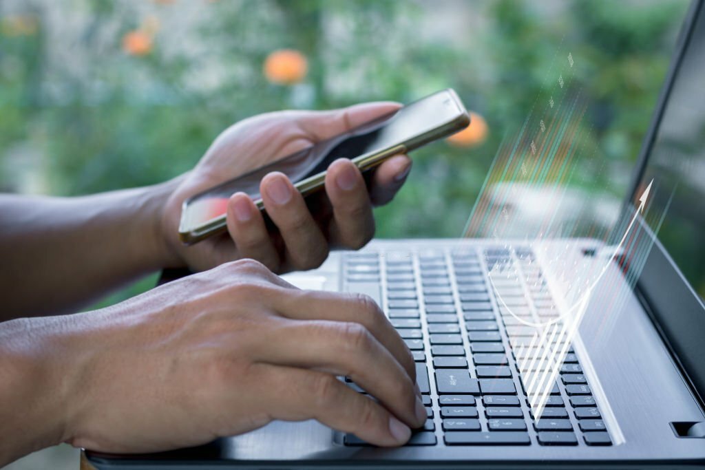 O sucesso no mercado Forex e CFD é influenciado por diversos fatores, sendo a plataforma de negociação uma ferramenta crucial para investidores. A plataforma de negociação, também conhecida como plataforma de investimento, desempenha um papel significativo na experiência de negociação. Ela deve ser eficiente, rápida e confiável, oferecendo acesso a diversos instrumentos financeiros e recursos adicionais que facilitam análises mais precisas. Antes de determinar a melhor plataforma de negociação de Forex e CFD, é fundamental entender o que o mercado Forex envolve e quais critérios usar ao escolher o corretor certo e sua plataforma de negociação. Entendendo o Mercado Forex O mercado de câmbio, conhecido como mercado Forex, é o maior mercado financeiro do mundo. Ele se caracteriza por alta liquidez, fácil acessibilidade, rápida execução de ordens e o uso de alavancagem financeira. Opera 24 horas por dia, cinco dias por semana, atraindo uma variedade de participantes, incluindo corporações internacionais, bancos comerciais, bancos centrais, fundos de investimento e, é claro, investidores individuais. Para começar a negociar CFDs com base nas taxas de câmbio das moedas, tudo o que você precisa fazer é encontrar uma empresa que forneça acesso ao mercado Forex. Essas empresas são chamadas de corretores e atuam como intermediários entre o mercado e o investidor. No entanto, escolher um corretor pode ser uma tarefa desafiadora devido à diversidade de opções e ofertas tentadoras. É aconselhável selecionar entidades respeitáveis com presença estável no mercado, vários anos de experiência, supervisão regulatória e licenças ou autorizações adequadas. Acima de tudo, o corretor escolhido deve estar alinhado com as expectativas do investidor. Um bom corretor é aquele que prioriza o bem-estar do cliente, desenvolve continuamente para oferecer produtos inovadores e confiáveis e fornece uma ampla gama de serviços de alta qualidade. O Que é uma Plataforma de Negociação de Forex e CFD? Primeiramente, é importante esclarecer que as plataformas de câmbio não são usadas para a compra e venda física de moedas, pois não funcionam como casas de câmbio tradicionais. O objetivo central das plataformas de Forex de varejo é conceder acesso a Contratos por Diferença (CFDs) para pares de moedas. Os CFDs se referem a contratos para a diferença nas taxas de câmbio. Um CFD é um tipo específico de acordo entre duas partes que se comprometem a concordar com um valor que representa a diferença entre os preços de abertura e fechamento da posição. Os CFDs são instrumentos financeiros derivativos que utilizam alavancagem financeira e permitem a negociação de preços de instrumentos financeiros ou pares de moedas que estejam subindo ou caindo. As plataformas de negociação atuais oferecem mais do que apenas CFDs com base em pares de moedas; elas incluem índices, commodities, ações, ETFs ou criptomoedas. Além disso, permitem a compra de ações reais de todo o mundo ou unidades de ETFs populares, tudo acessível por meio de uma única plataforma. Então, o que é exatamente uma plataforma de negociação? Uma plataforma de negociação é um software de computador ou móvel fornecido pelos corretores que permite a negociação nos mercados financeiros por meio de uma conexão online. Graças a uma plataforma de negociação, os clientes podem comprar e vender instrumentos financeiros oferecidos pelo corretor em tempo real, tanto no mercado de câmbio quanto no mercado de balcão. Os gráficos dos instrumentos oferecidos são exibidos com base em cotações em tempo real.